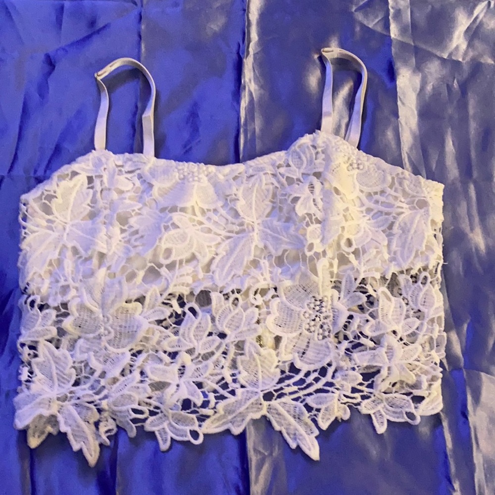 Lace floral cropped shirt